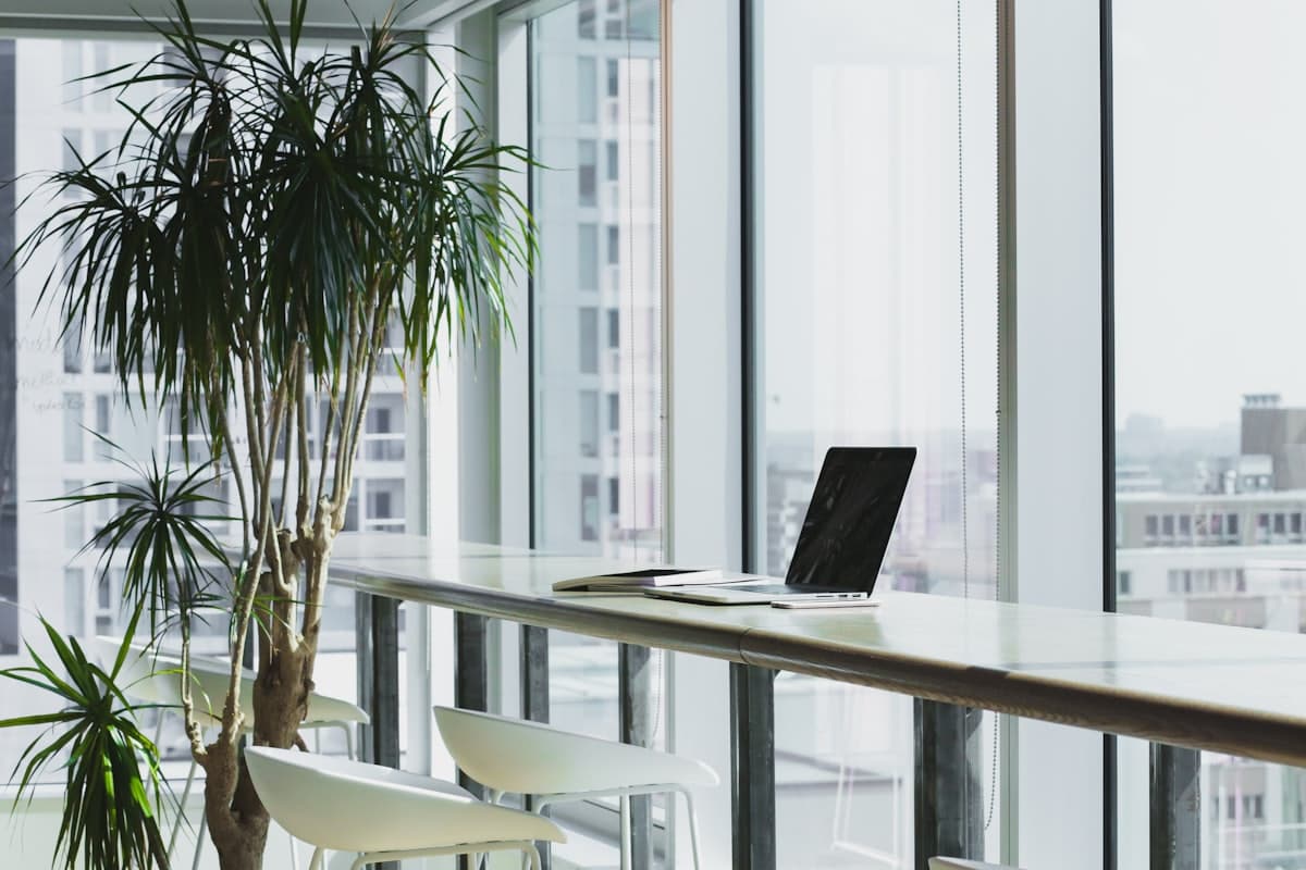 Un espace de travail lumineux avec un ordinateur portable