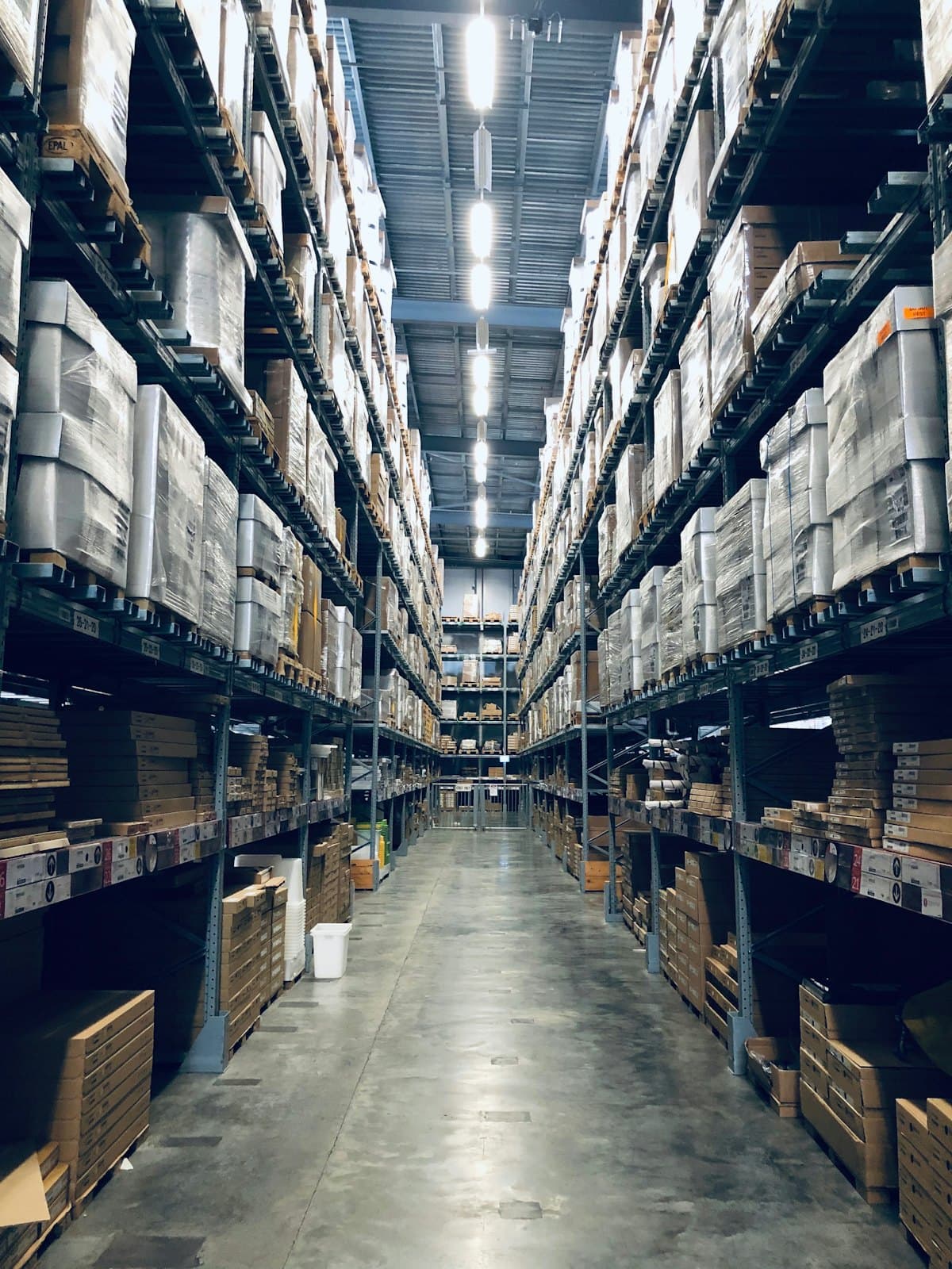 Allée d'un entrepôt de stockage avec des rayonnages