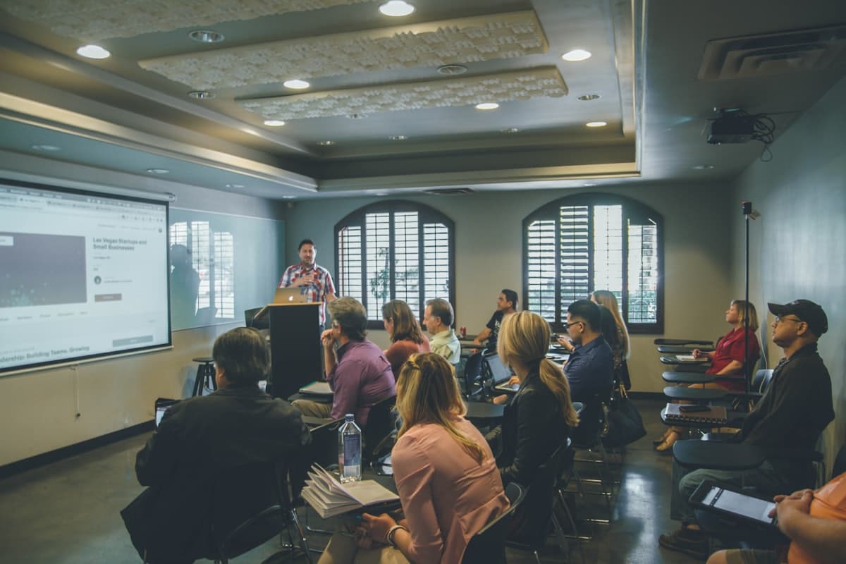 Salle de formation avec un formateur et des participants